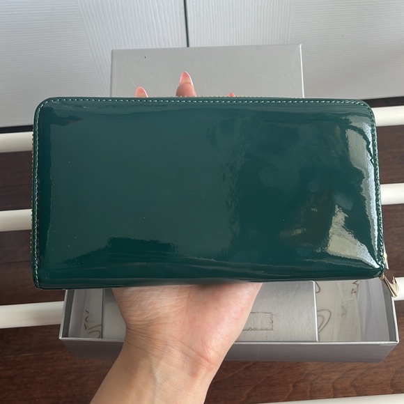 Vivienne Westwood Shiny Green Wallet 1032V30V Colour: 577-STONE - Picture 2 of 7